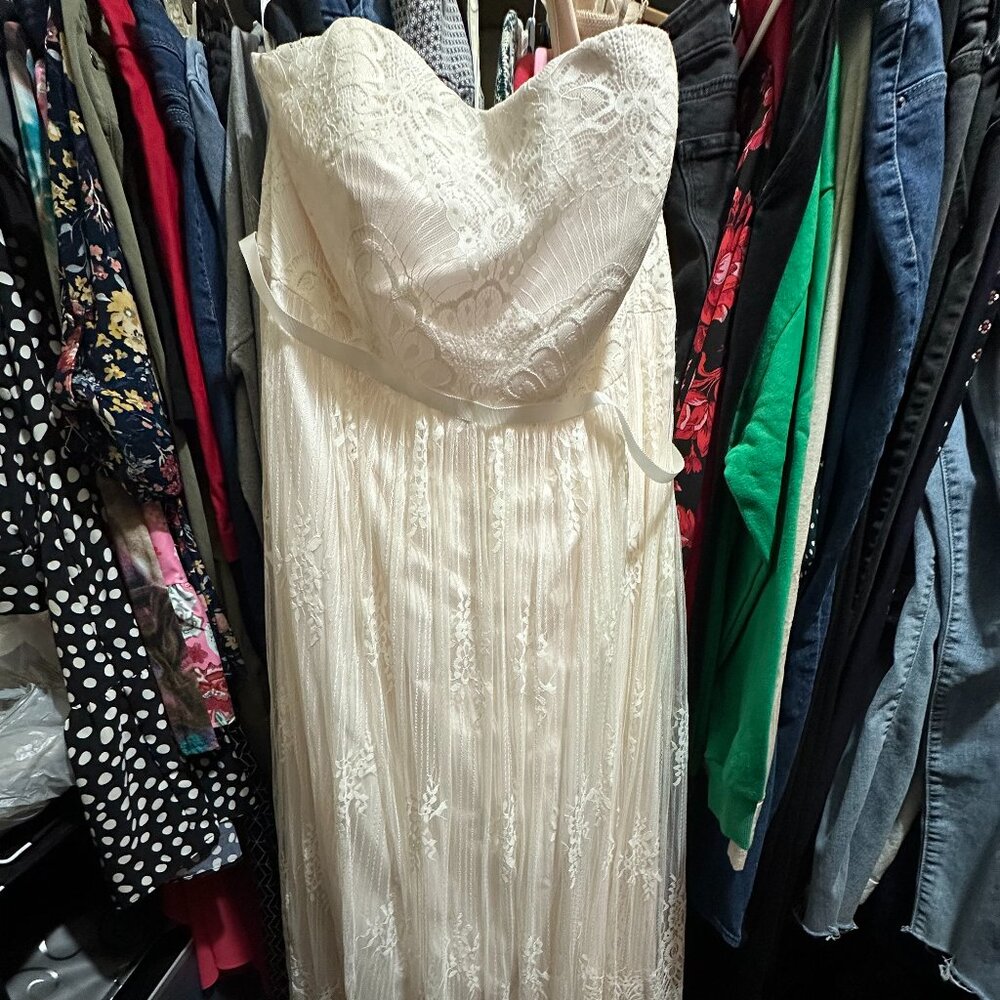 db Studio Lace Wedding Dress – Size 20W (Never Worn)